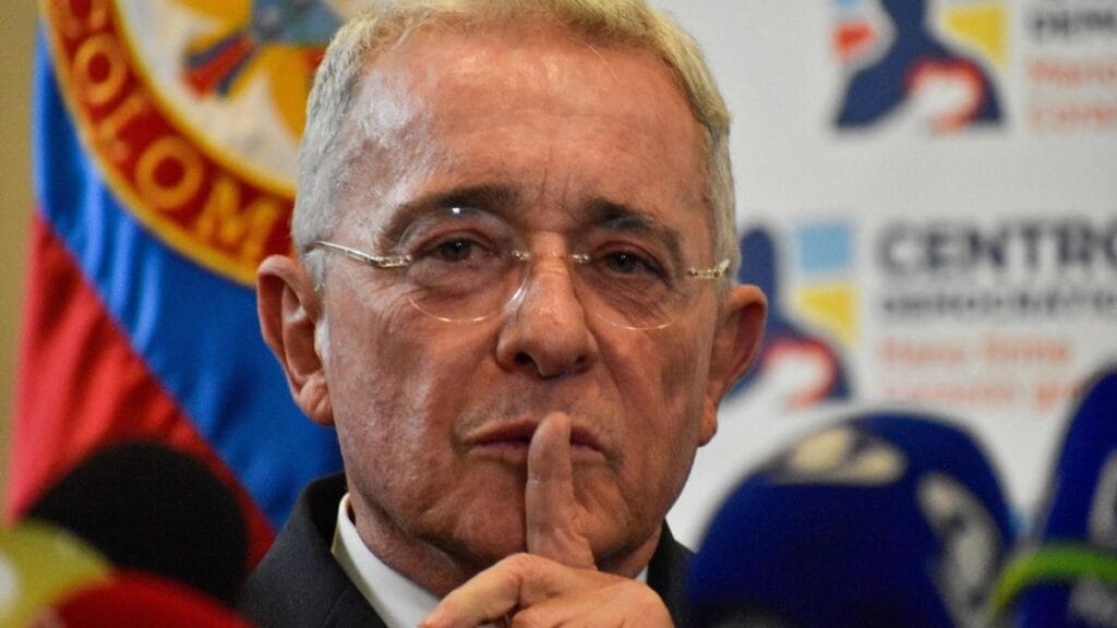 Expresidente Álvaro Uribe condenado a 12 años de arresto domiciliario por corrupción y manipulación de testigos