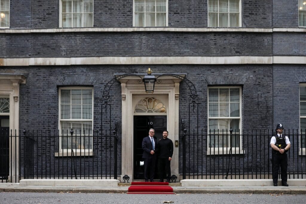 Starmer recibió a Zelensky en Londres para coordinar la presión sobre Rusia antes de la reunión Trump-Putin en Alaska (REUTERS/Suzanne Plunkett)