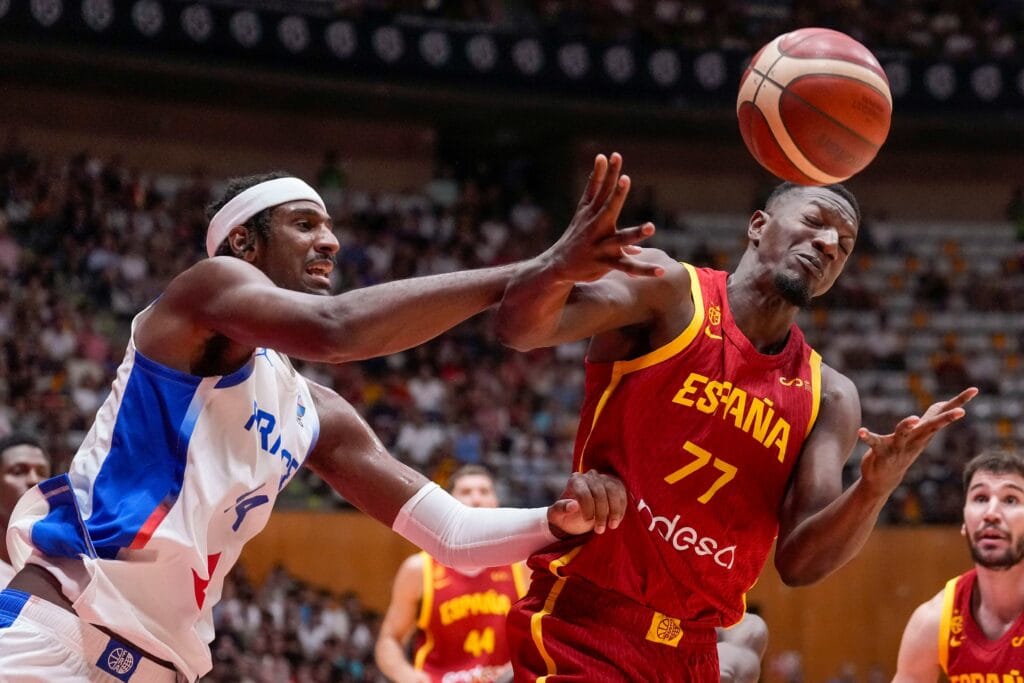 Francia saca bíceps ante España