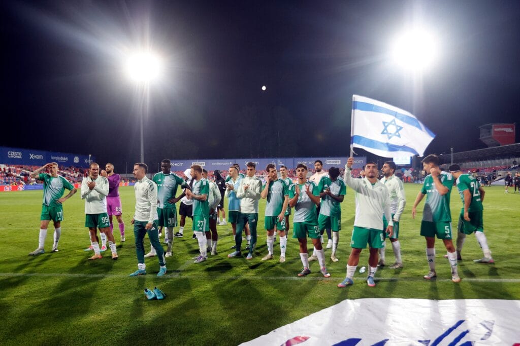 Polonia denuncia una pancarta exhibida por aficionados israelíes en la Conference: ‘Asesinos desde 1939’