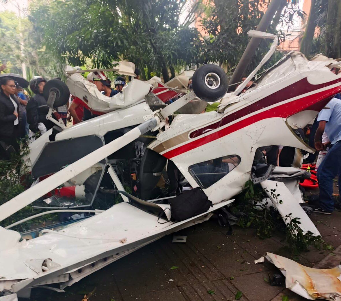 Autoridades investigan causas del siniestro de avioneta en Medellín; área permanece acordonada y equipos de rescate en el lugar - crédito Dagrd