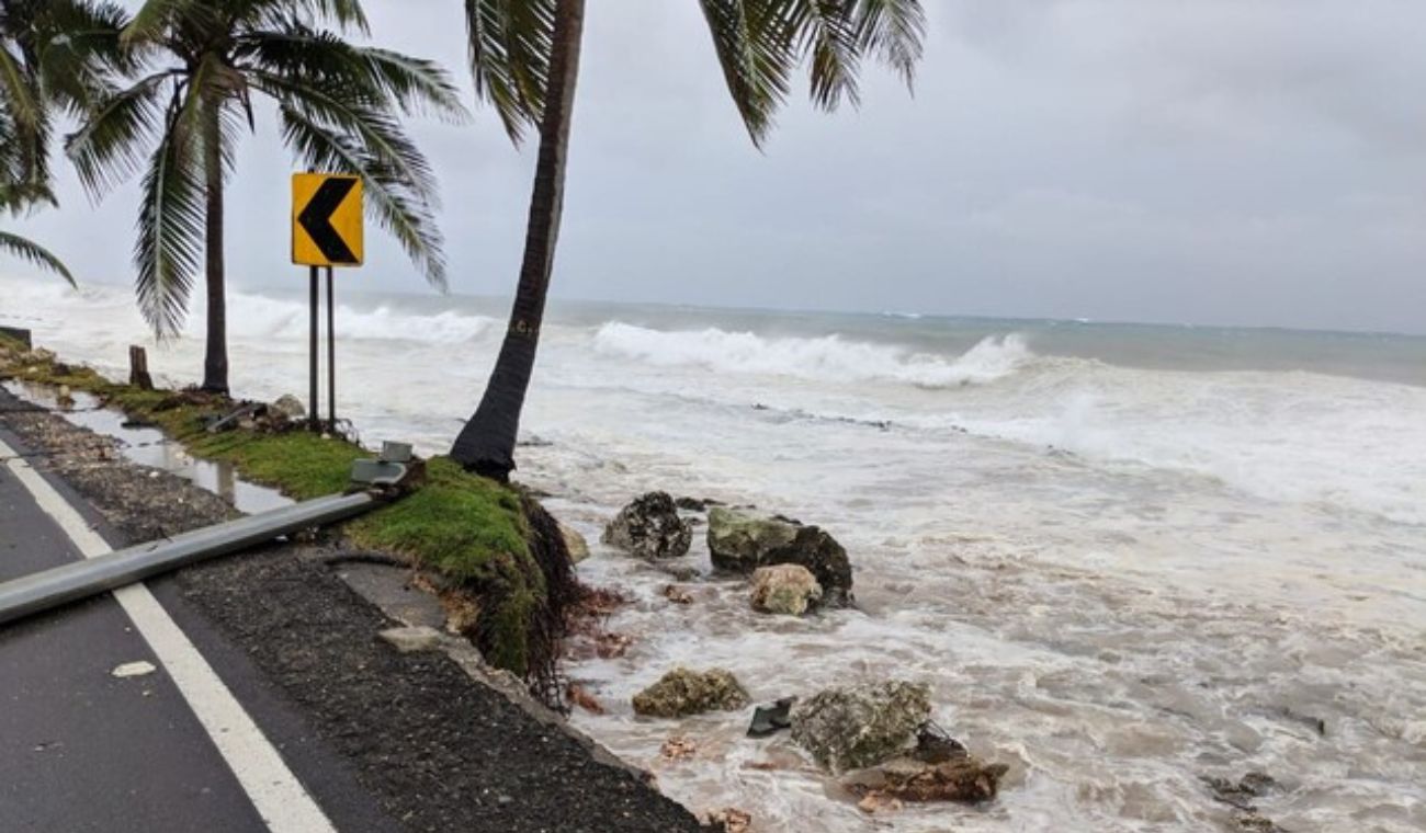 Respecto al huracán Erin, el IDEAM informó que este sistema se encuentra en el oriente de las Antillas Menores con vientos sostenidos de 120 km/h y una presión central de 996 hPa