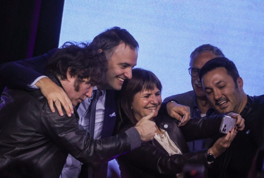 El presidente Javier Milei, junto a su vocero, Manuel Adorni, y los ministros Patricia Bullrich y Luis Petri (Foto: REUTERS/Tomas Cuesta)