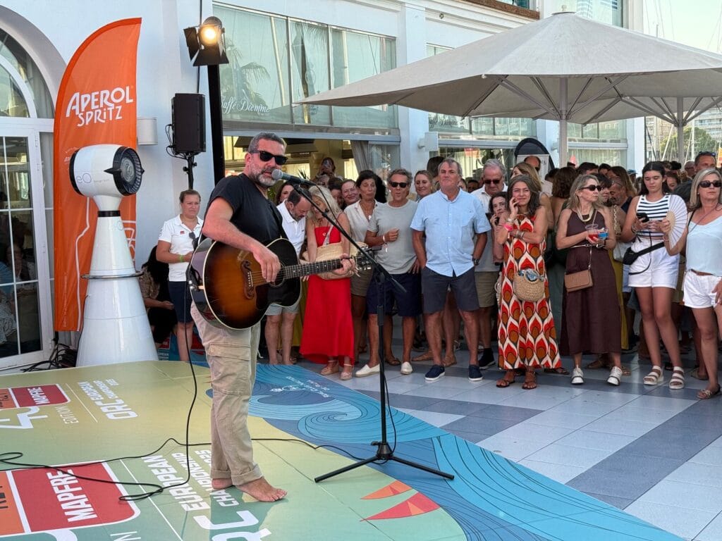 Más de 70 artistas y amigos del cantautor Jaime Anglada le mandan mensajes de ánimo con un vídeo