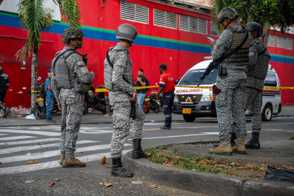 Militares de la Fuerza Aérea observan una ambulancia en el lugar en donde ocurrió el atentado en el norte de Cali, el 21 de agosto del 2025.