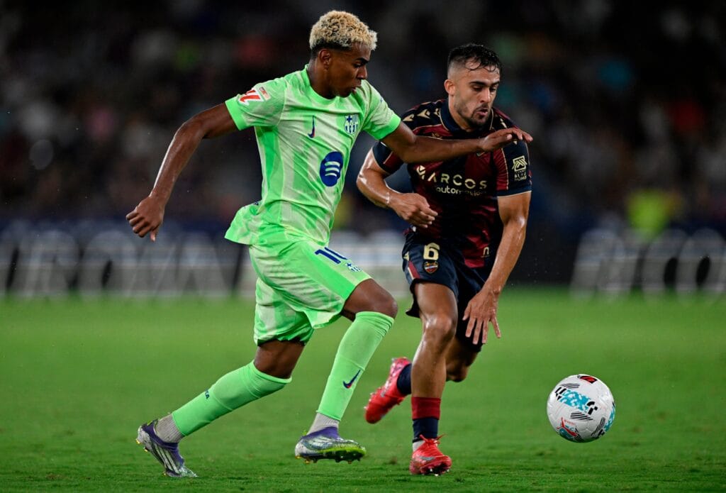 El Barça remonta en el descuento y se lleva la victoria del Ciutat de Valencia