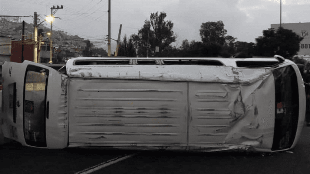 Una unidad de transporte colectivo se volcó esta mañana en la autopista México-Pachuca y dejó 13 heridos. (X: @MrElDiablo8)