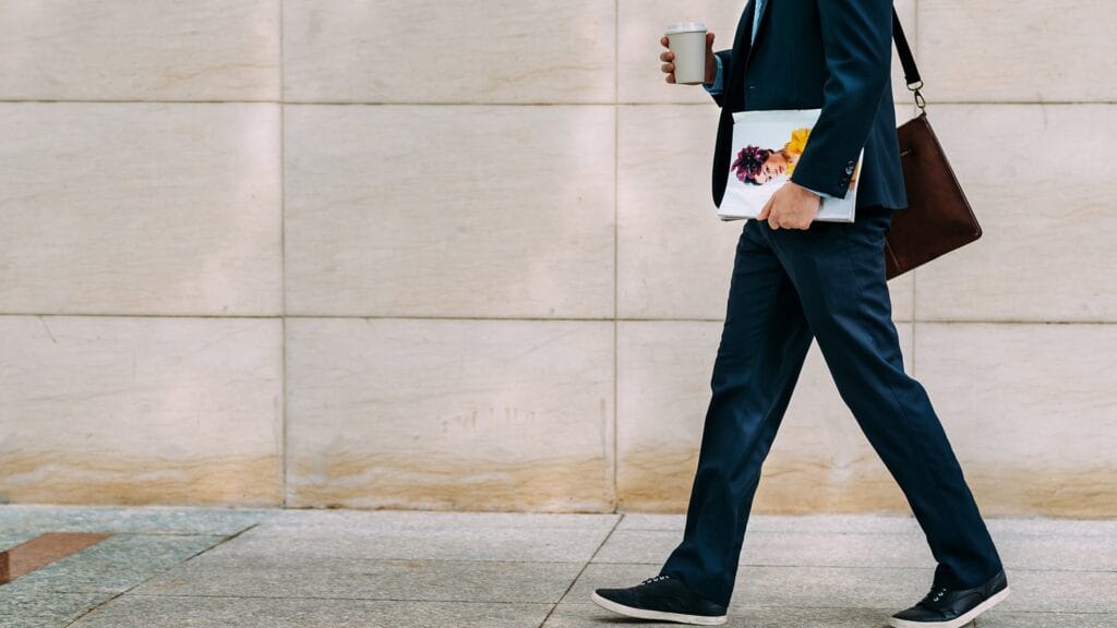 Un hombre caminando hacia el trabajo (Shutterstock)