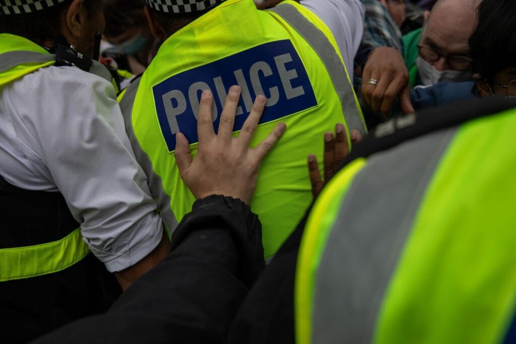La Policía de Londres arresta a cinco personas en una nueva concentración contra el asilo de migrantes