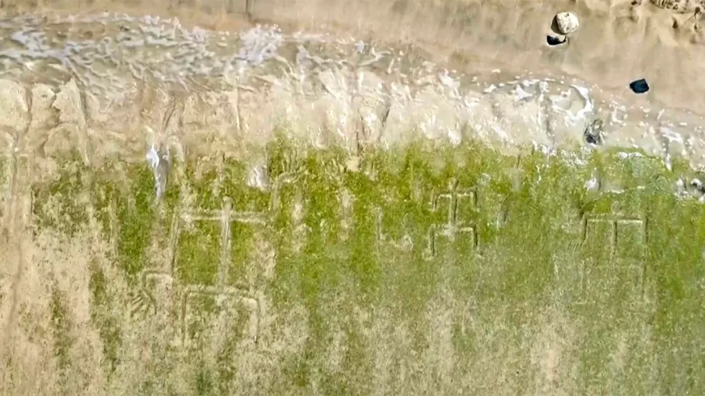 Antiguos petroglifos hawaianos emergen en Oahu tras casi una década enterrados bajo la arena