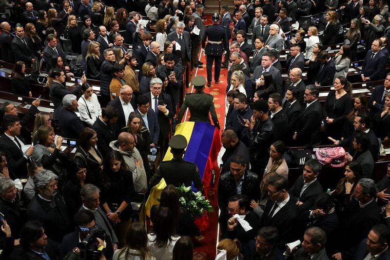 El féretro con el cuerpo del senador Miguel Uribe Turbay, quien recibió un disparo en la cabeza en un acto de campaña el 7 de junio, llega al Congreso de Colombia para un homenaje póstumo, en Bogotá, Colombia, 11 de agosto, 2025. REUTERS/Luisa González