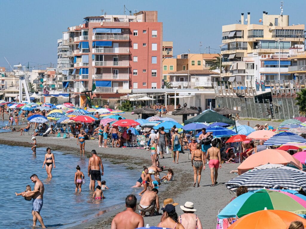 La entrada de turistas superó por primera vez los 11 millones en julio pero se confirma el enfriamiento del sector