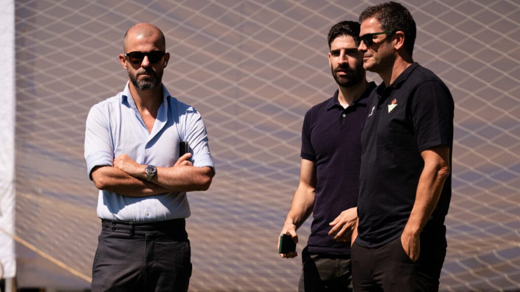 El Betis agita el mercado en busca de una salida que le permita otro fichaje