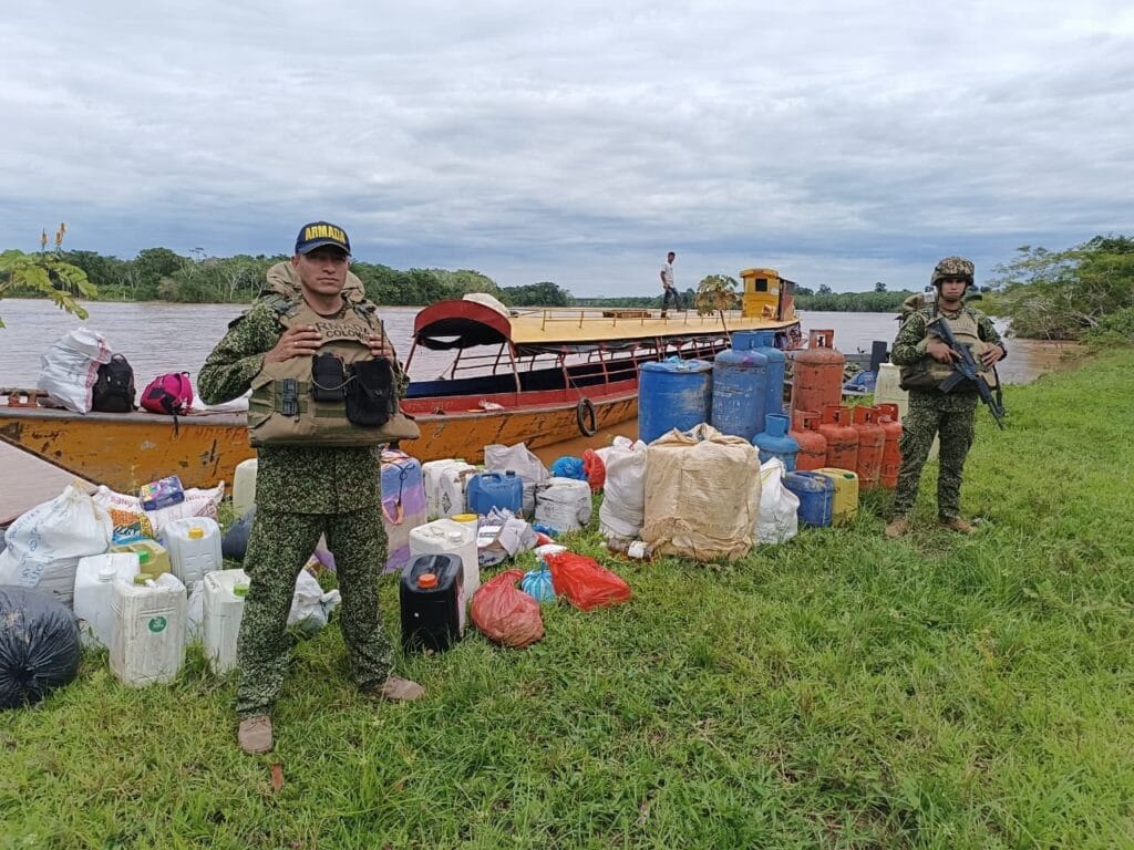 Armada rescata a 23 personas que habían naufragado en el río Caguán, Caquetá - crédito Armada