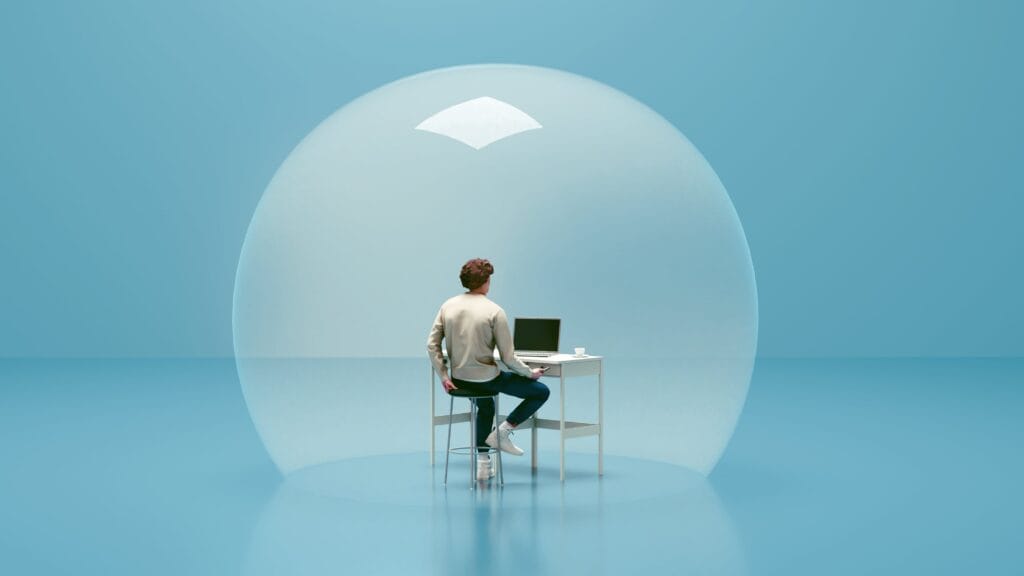 La sala recalentada y la taza de café