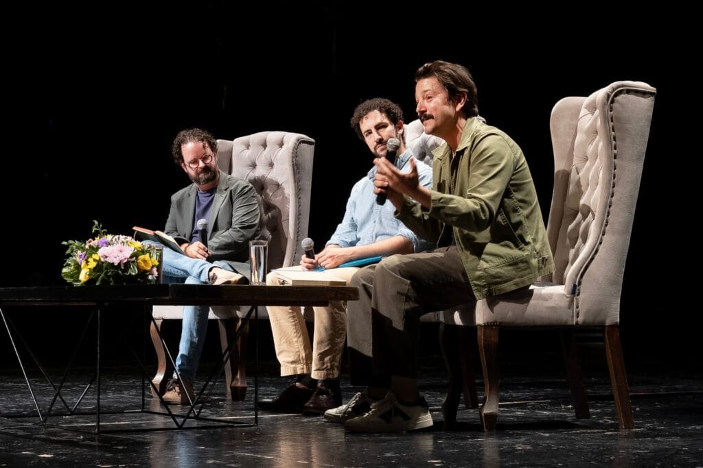 De izquierda a derecha: Javier Lafuente, Diego del Río y Diego Luna durante un conversatorio en el marco del Hay Festival 2025 en Querétaro, México.