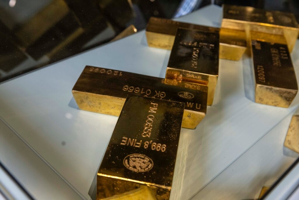 Replicas de lingotes de oro en la pinacoteca del Banco Central de Chile el 1 de agosto.