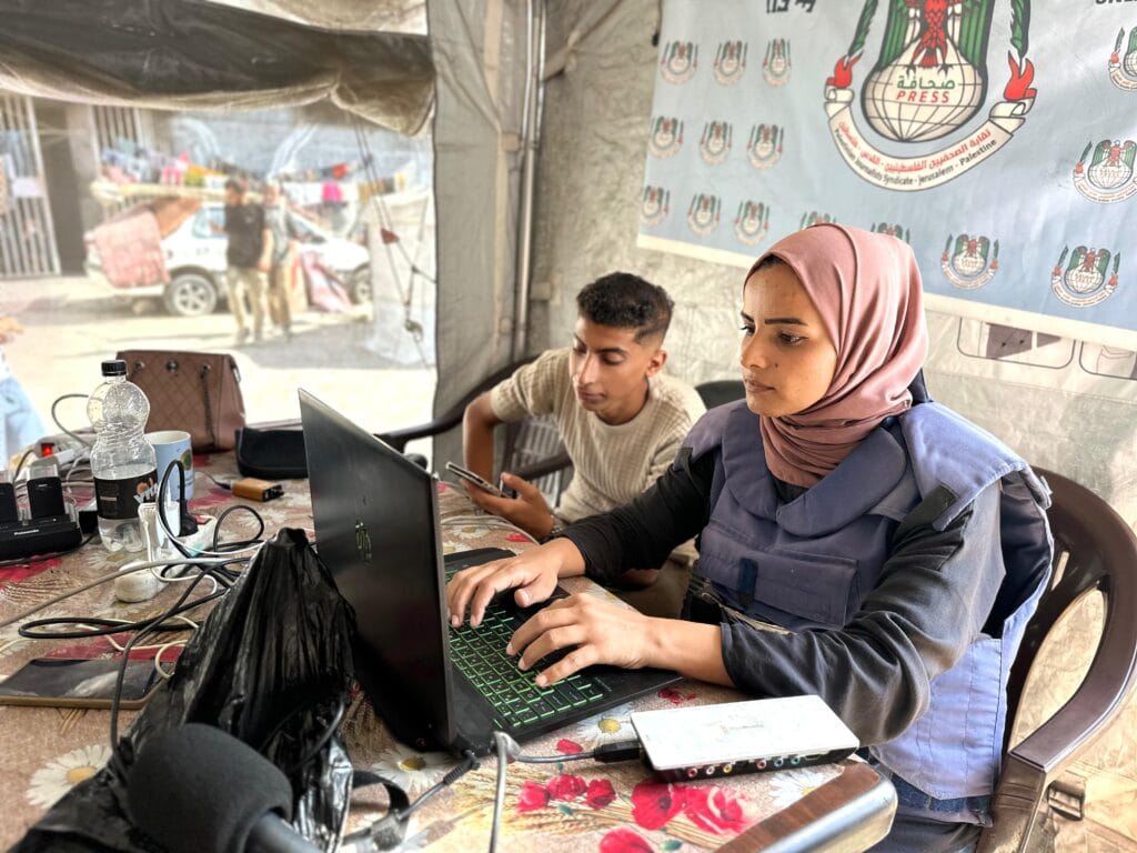 La periodista gazatí Shorouq Shaheen, en la tienda de campaña habilitada en Ciudad de Gaza para que los reporteros palestinos puedan trabajar, el 9 de septiembre de 2025.