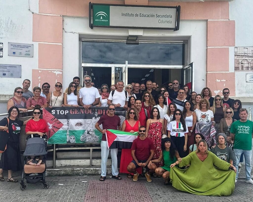La Junta de Andalucía obliga a un instituto de Cádiz a retirar una bandera palestina y una ucrania de su fachada