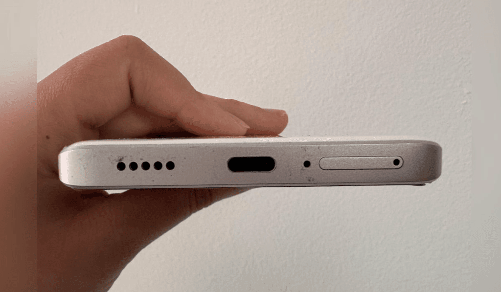 Este orificio suele estar en celulares Android. (Infobae)