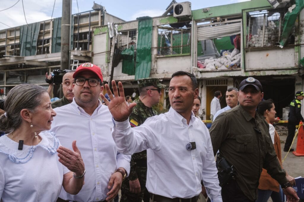 El ministro Pedro Sánchez, visita el lugar de un atentado con barro bomba, en Cali, el 22 de agosto.
