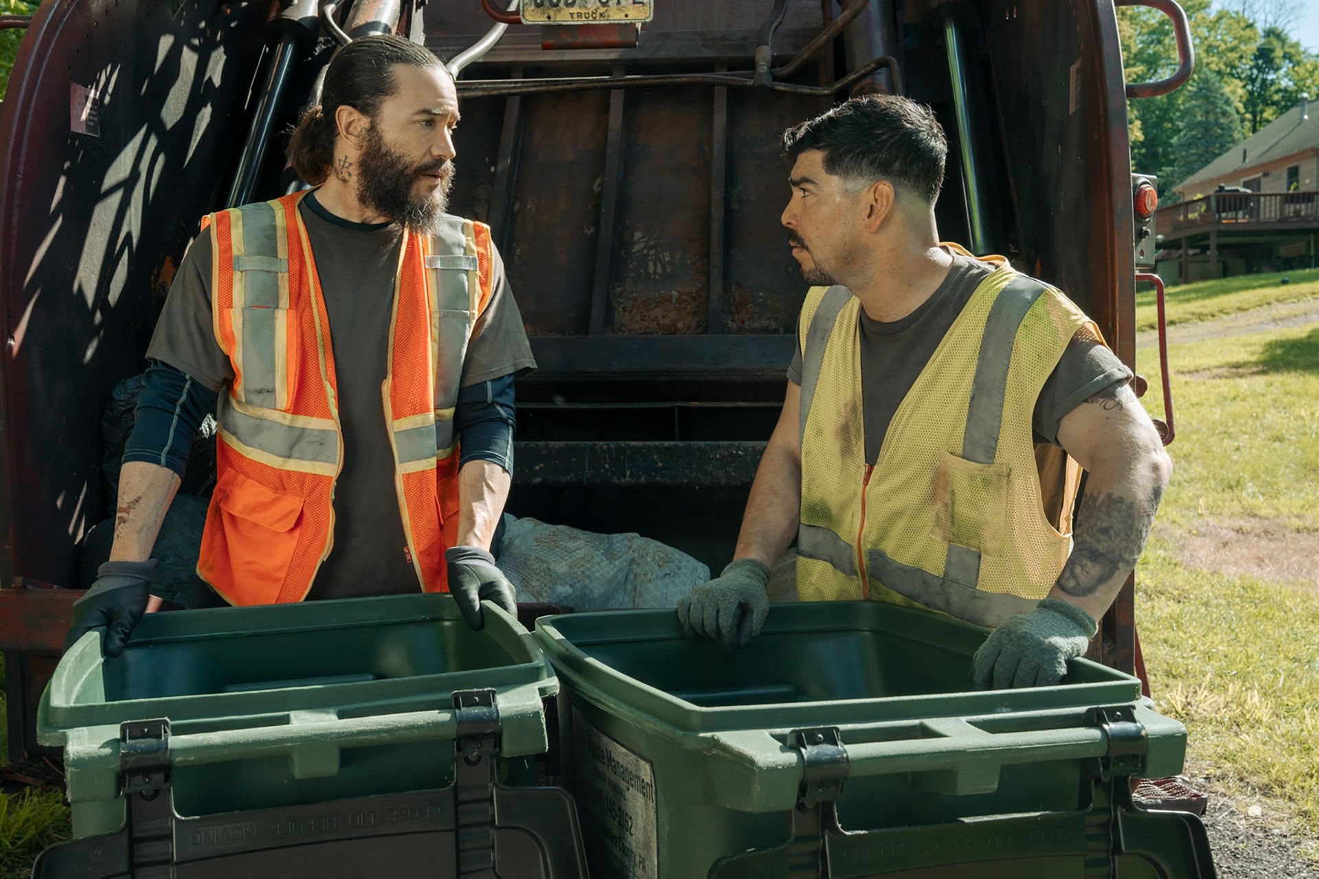 Tom Pelphrey trabajó el acento y la psicología de su personaje, un padre soltero y criminal, para lograr autenticidad en pantalla (HBO Max)