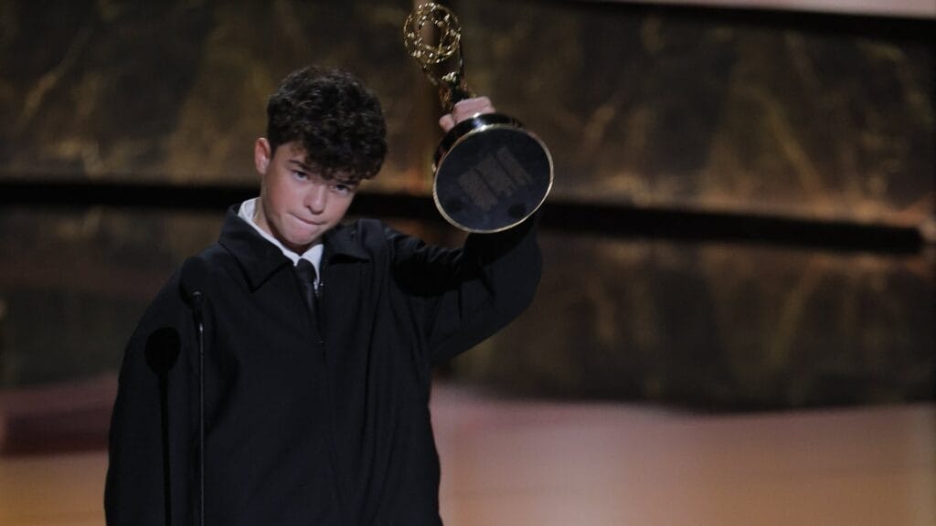 Owen Cooper ganó su primer Emmy Award. (REUTERS/Mike Blake)