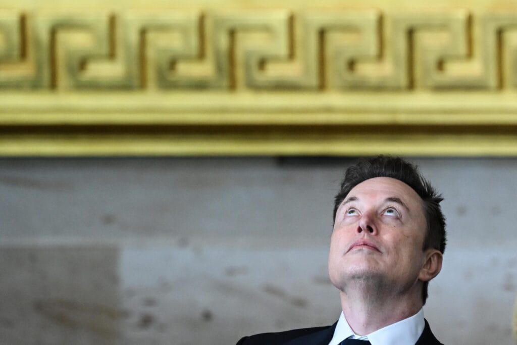 Elon Musk presume de riqueza y compra acciones de Tesla por 1.000 millones de dólares