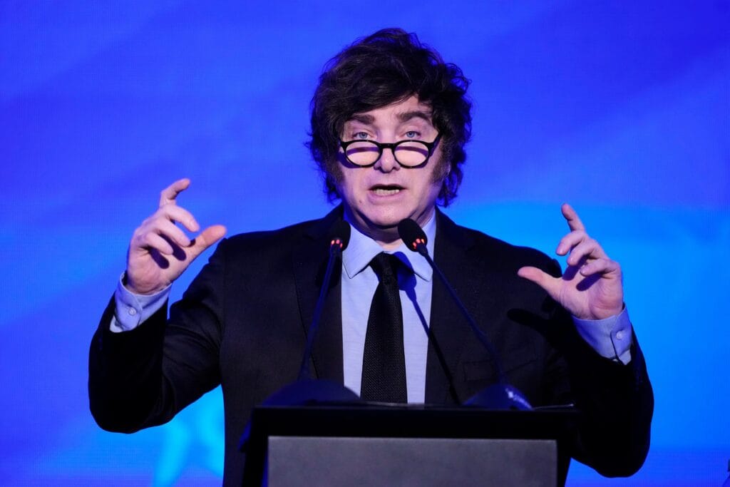 Milei modera el tono ante la ultraderecha reunida en Paraguay