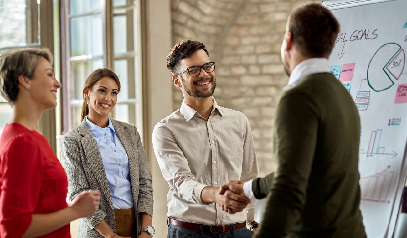 La inscripción está abierta a personas naturales o jurídicas que sean mayores de edad.