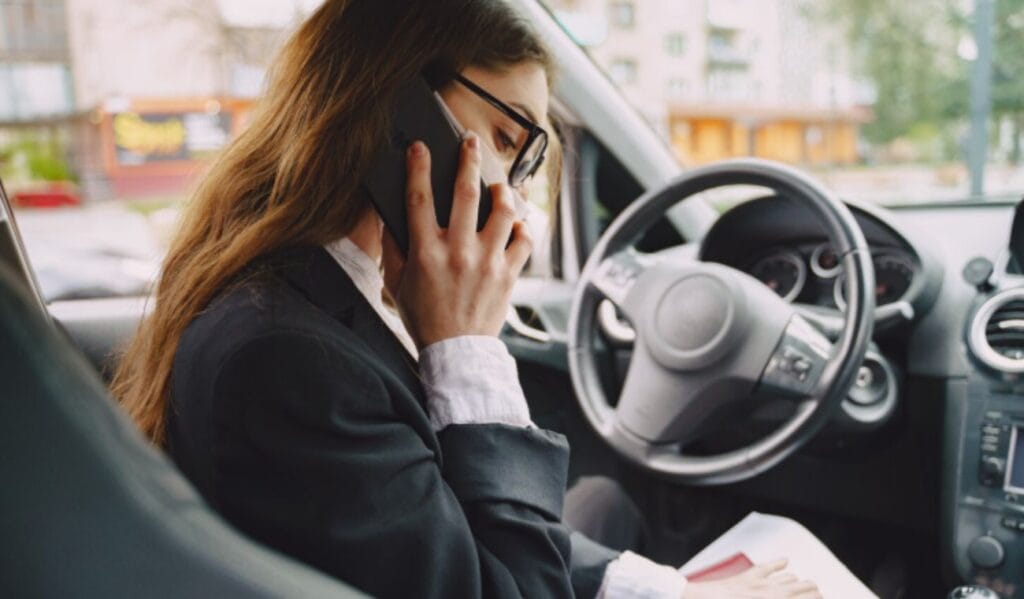 Varios estudios y registros advierten que el 96,5 % de los conductores en Colombia reconocen que usar el celular mientras se conduce representa un riesgo