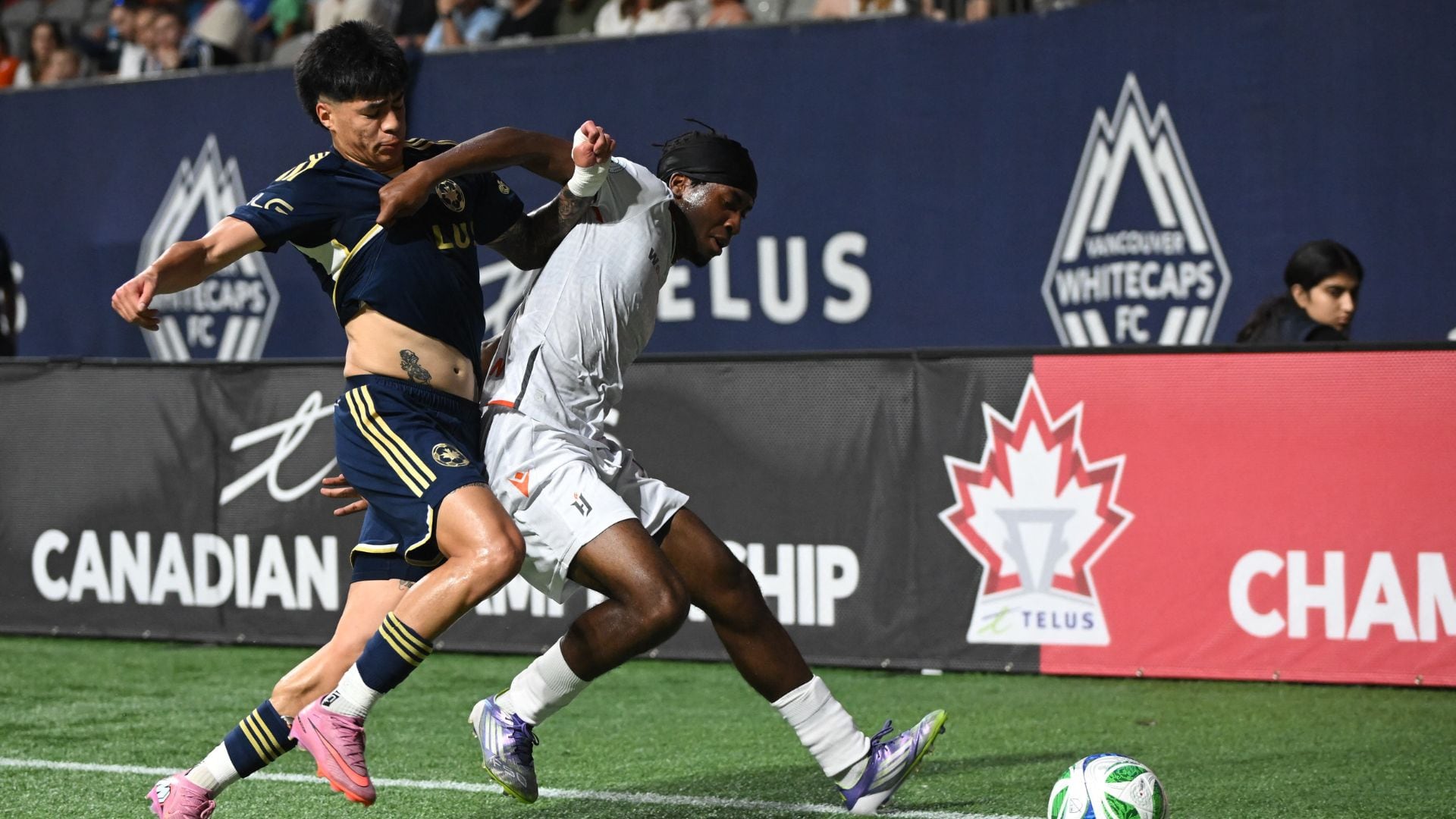 Kenji Cabrera luchando por una pelota contra Kansas City. - Crédito: REUTERS