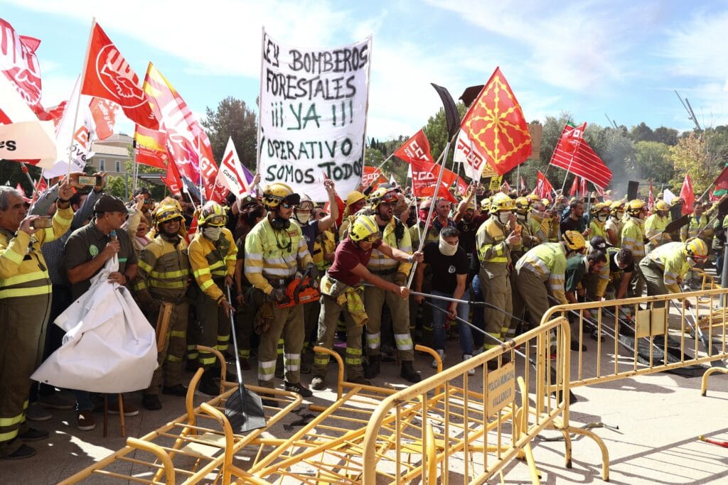 Unas 3.000 personas claman en Valladolid por la mejora de las condiciones laborales de los bomberos forestales de toda España