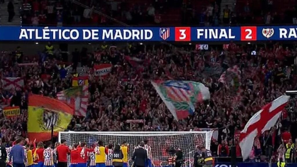 La afición del Atlético celebra la victoria ante el Rayo acordándose del Real Madrid antes del derbi