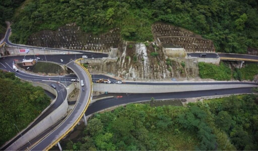 Roberto Gamaliel Uparella, vicepresidente de la ANI, explica deslizamiento en kilómetro 18 de vía Bogotá - Villavicencio. ¿Por qué ocurrió? Influencia antrópica y humedad en la montaña