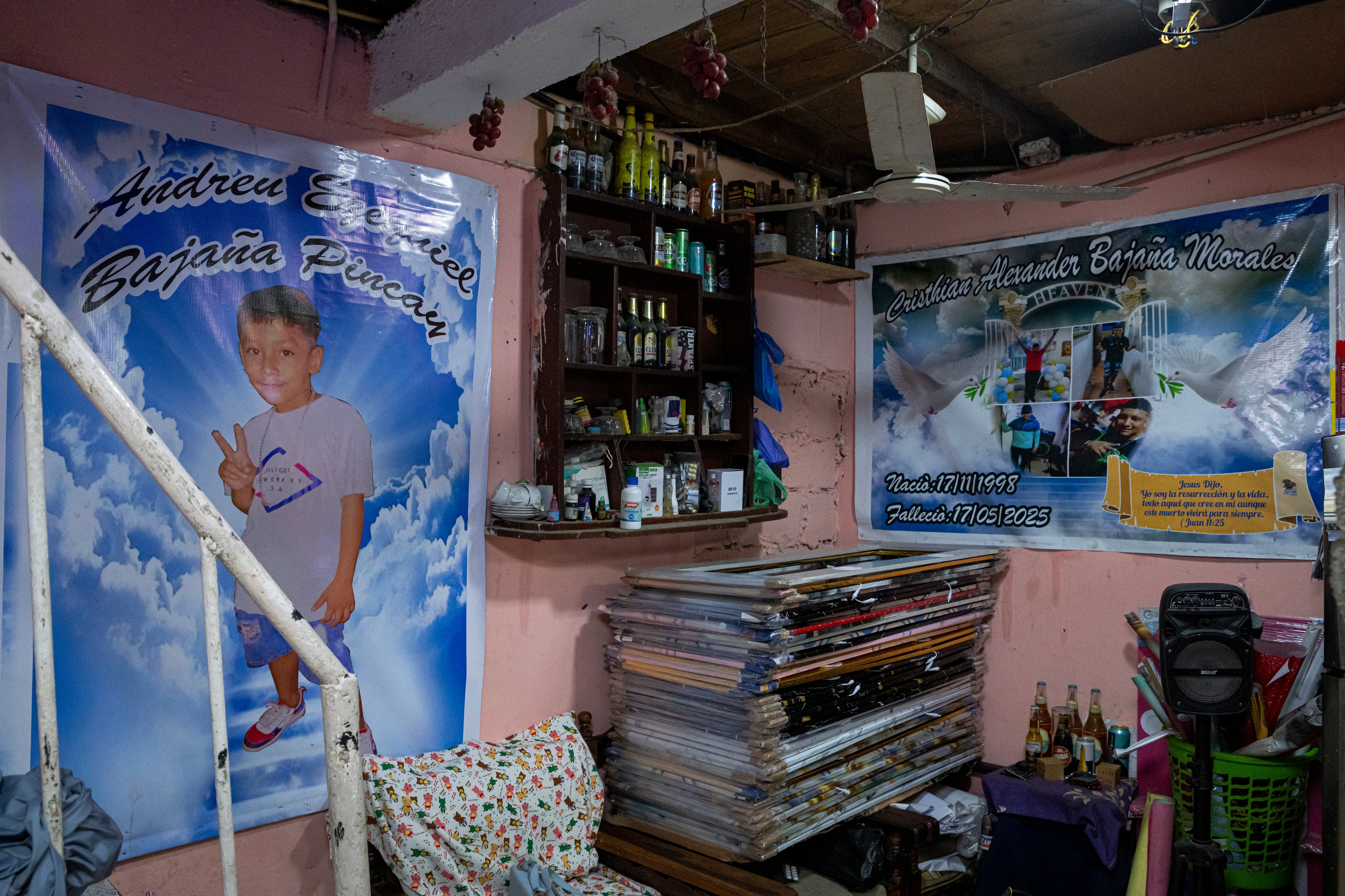Carteles de Andreu Ezequiel y Cristhian, hijo y esposo de Milena Pincay.