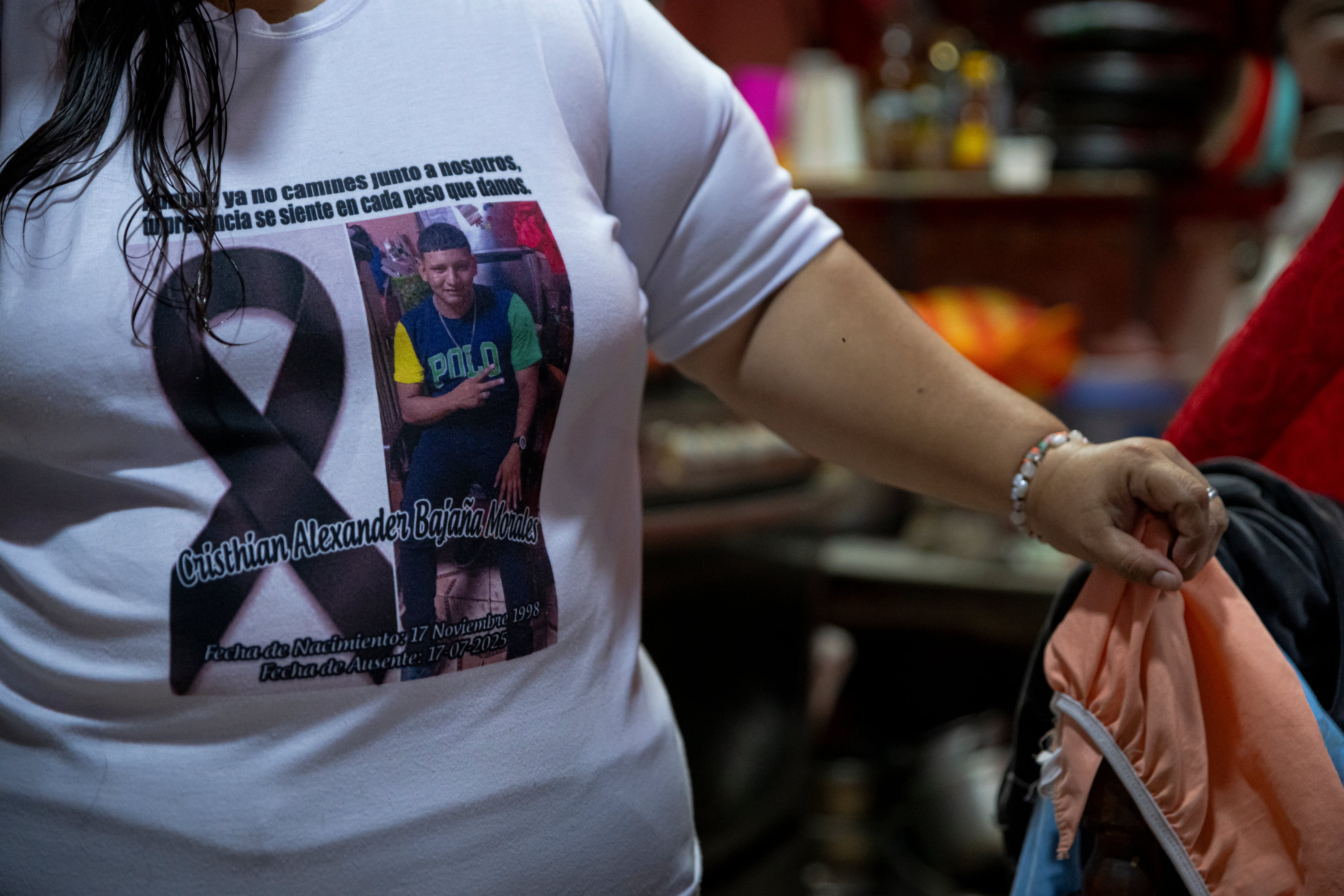 Familiares visten camisetas en recuerdo de Andreu Ezequiel y Cristhian.