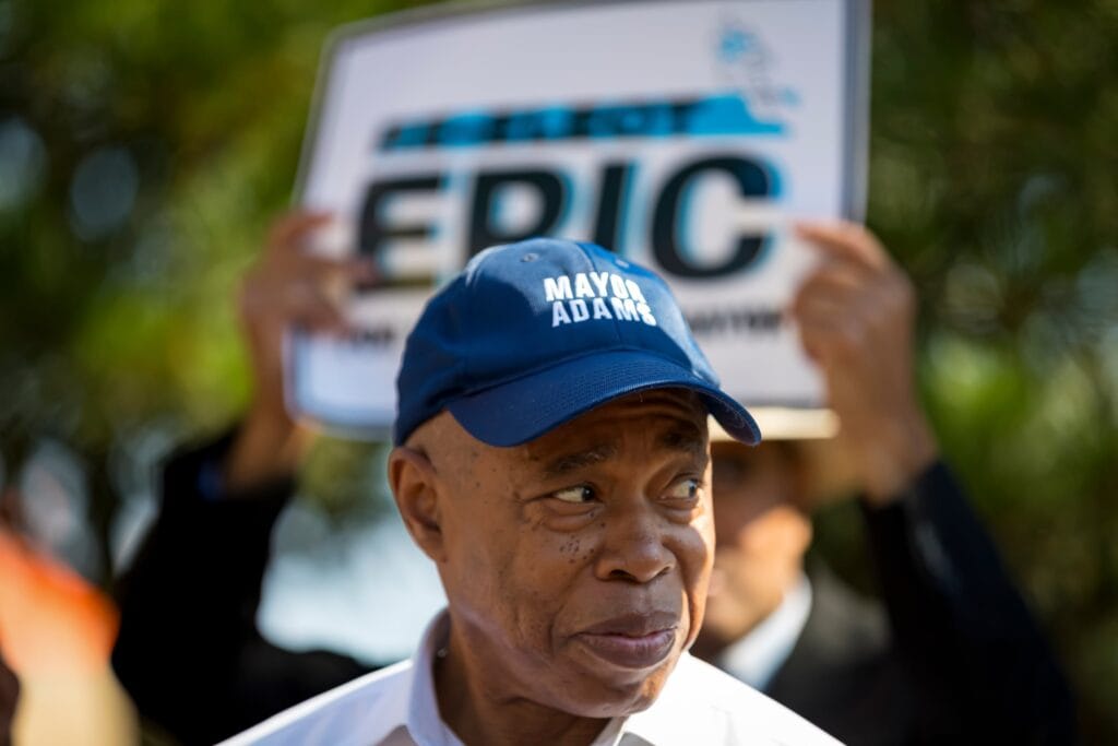 El alcalde de Nueva York abandona la carrera a la reelección lastrado por los escándalos