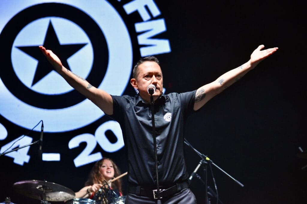 Más de 15 mil personas asistieron al concierto del vasco en el Monumento a la Revolución. @CulturaCiudadMx