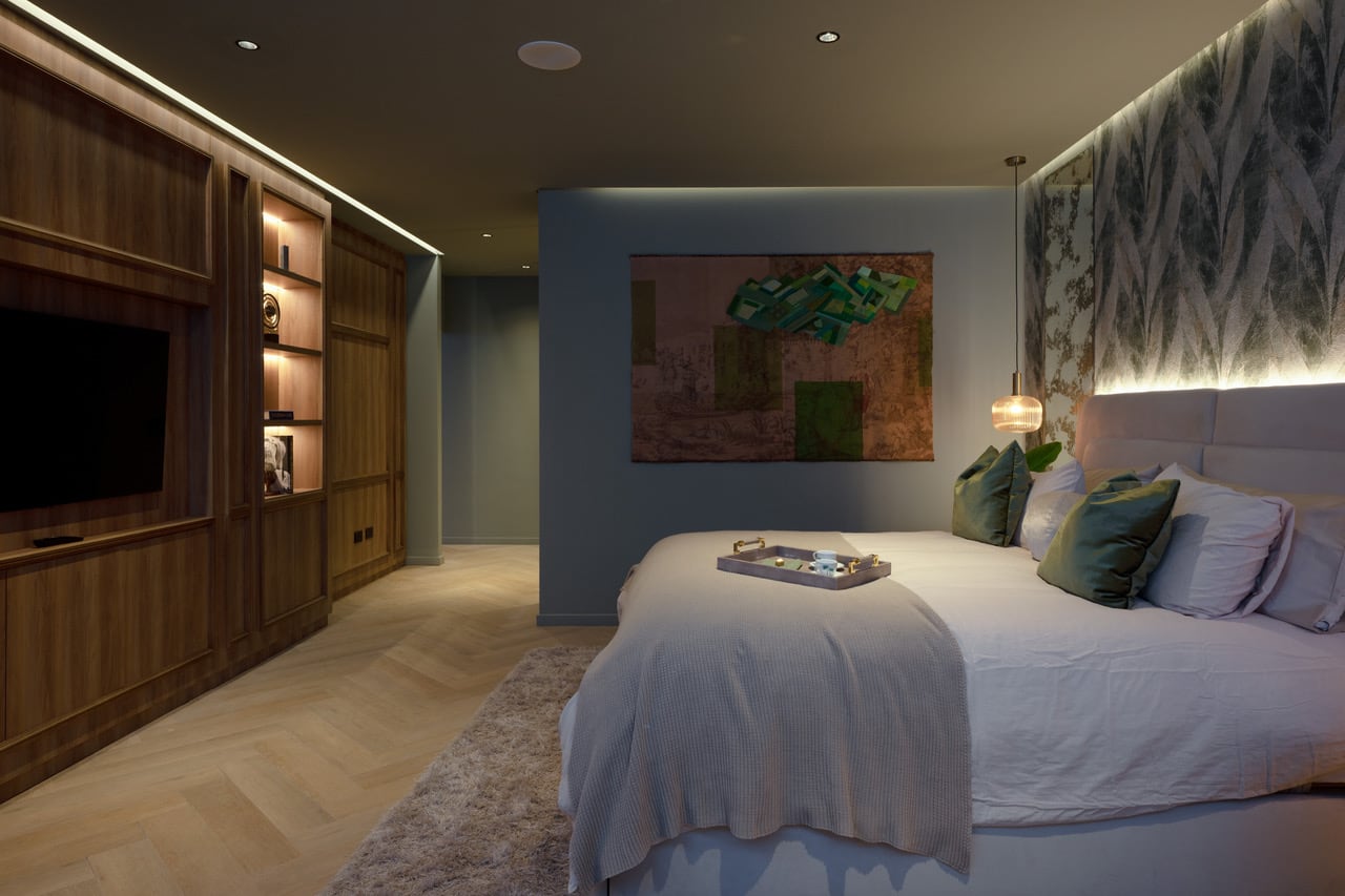 Casa FOA 2025 abandona el minimalismo y apuesta por la abundancia creativa, superponiendo colores, patrones y texturas