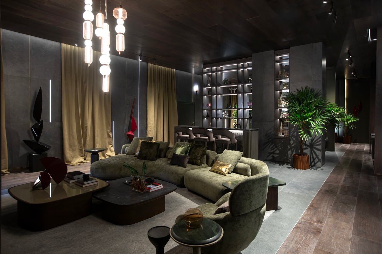 
La muestra anticipa tendencias de decoración para 2026, mostrando materiales, paletas y soluciones que marcarán el diseño futuro. Este Departamento de lujo, propuesta de Fontana