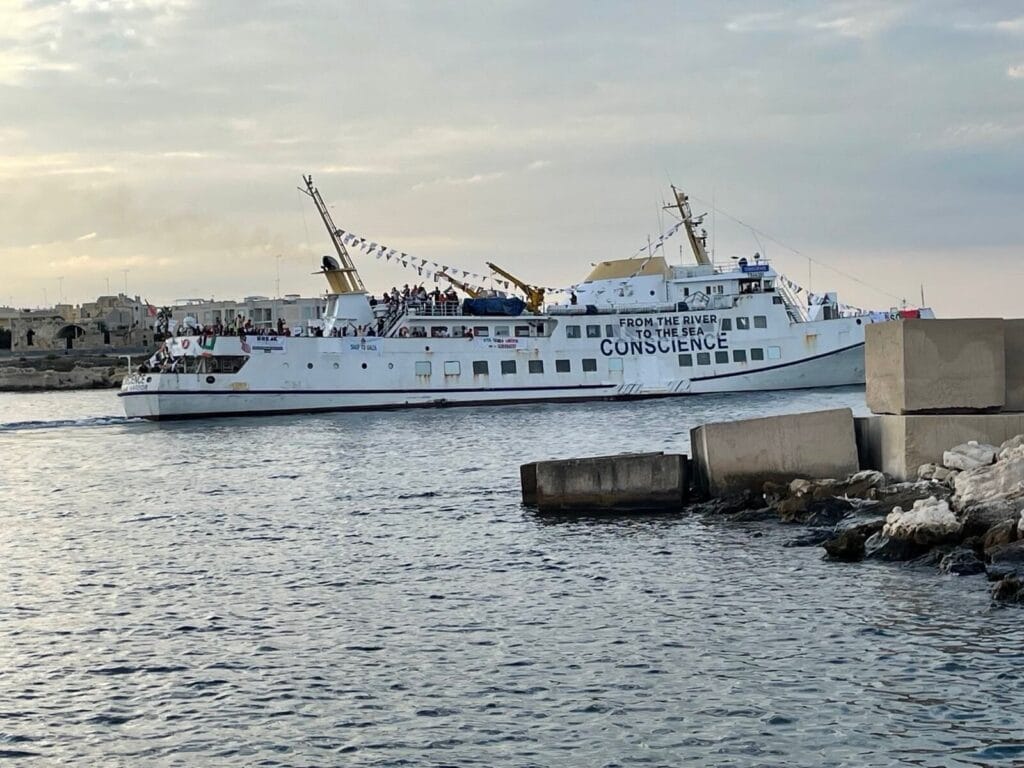 Una nueva flotilla de 11 barcos navega desde Italia rumbo a Gaza y espera llegar en dos días