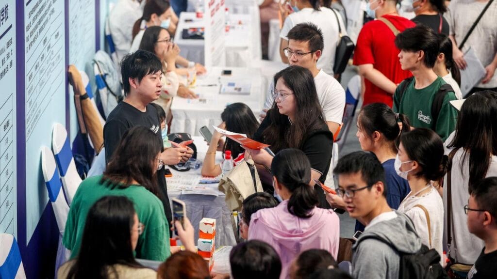 La nueva visa K de China desata indignación entre jóvenes ante el alza del desempleo local