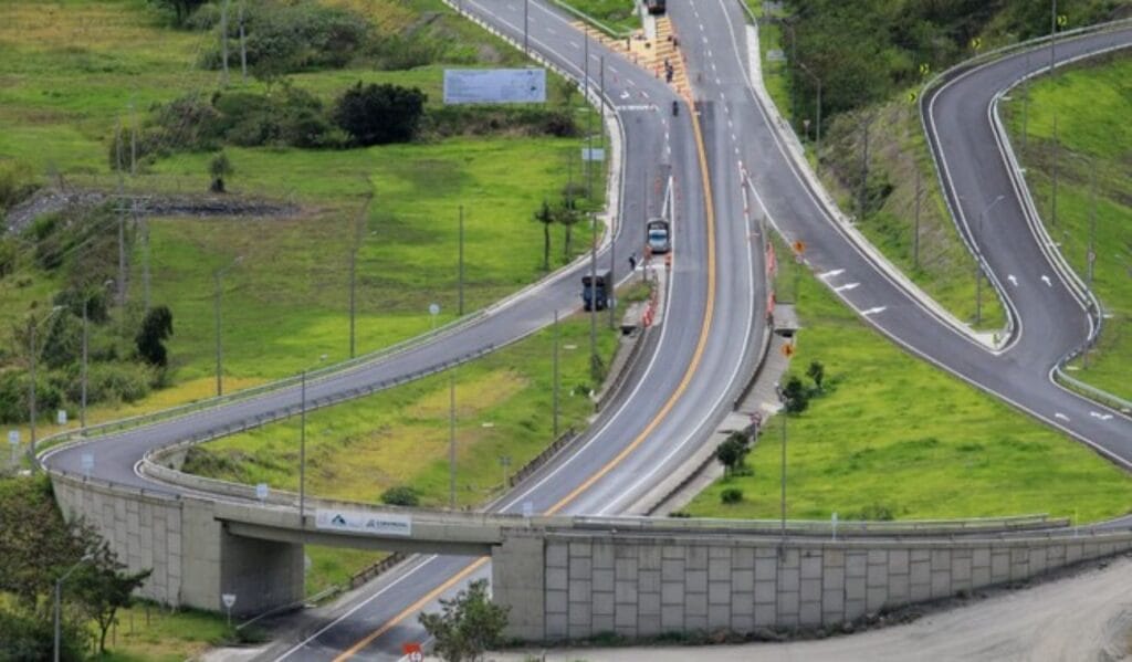 Rey indicó que la Agencia Nacional de Infraestructura (ANI) ordenó al concesionario adelantar trabajos de drenaje y obras de mitigación tipo terraceo para contener el material que continúa desprendiéndose