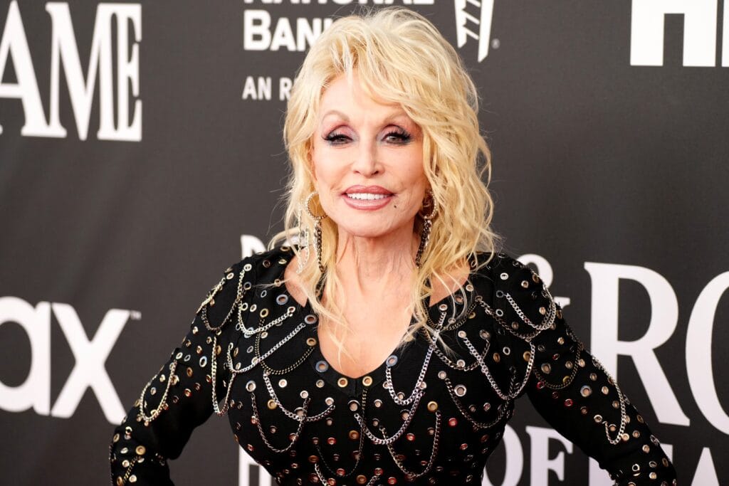 La hermana de Dolly Parton aclara el estado de salud de la cantante tras alarmar a sus seguidores