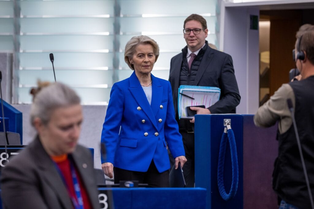 Von der Leyen supera la moción de censura en el Parlamento Europeo con el respaldo crítico de los socialistas y los liberales