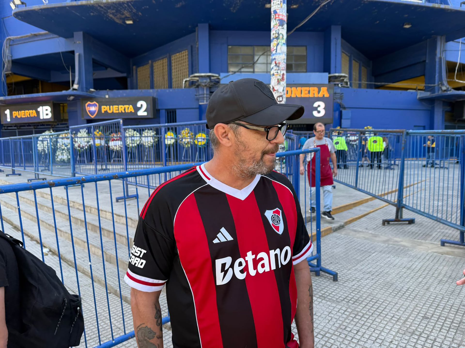 El hincha de River que se acercó hasta la Bombonera para despedir a Russo

