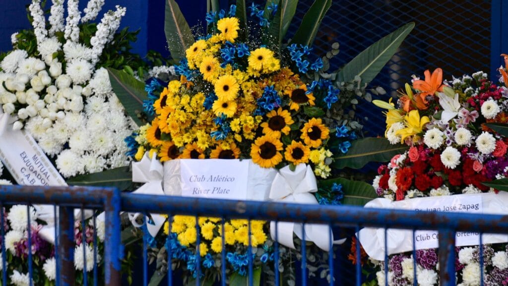 La corona de flores amarillas y azules que mandó River Plate en honor a Miguel Ángel Russo (Adrián Escándar)