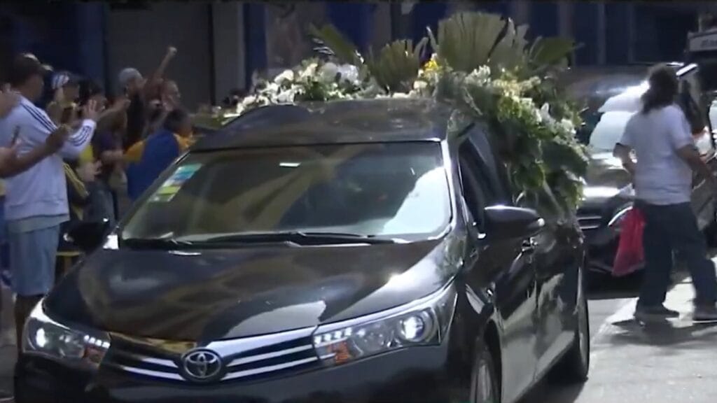 Pasillo respetuoso de los fanáticos y una bandera de Boca: así fue la última despedida a Miguel Ángel Russo en la Bombonera