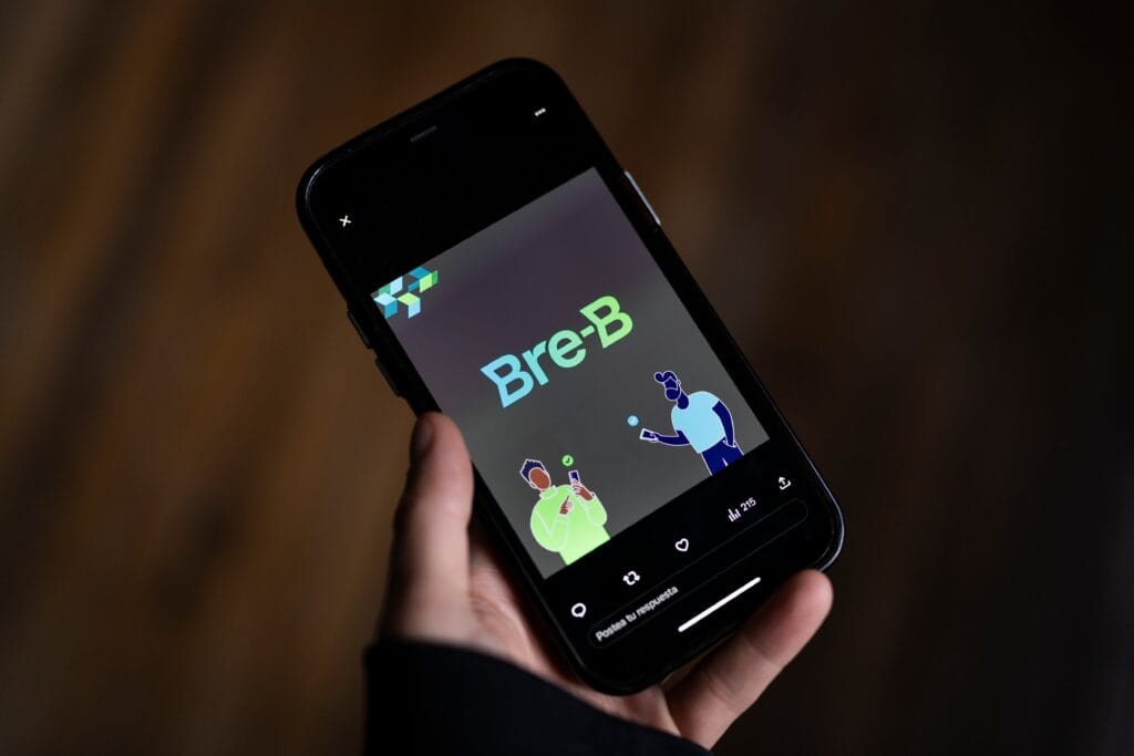 Plataforma de Bre-B, el revolucionario sistema de pago digital impulsado por el Banco de la República de Colombia.